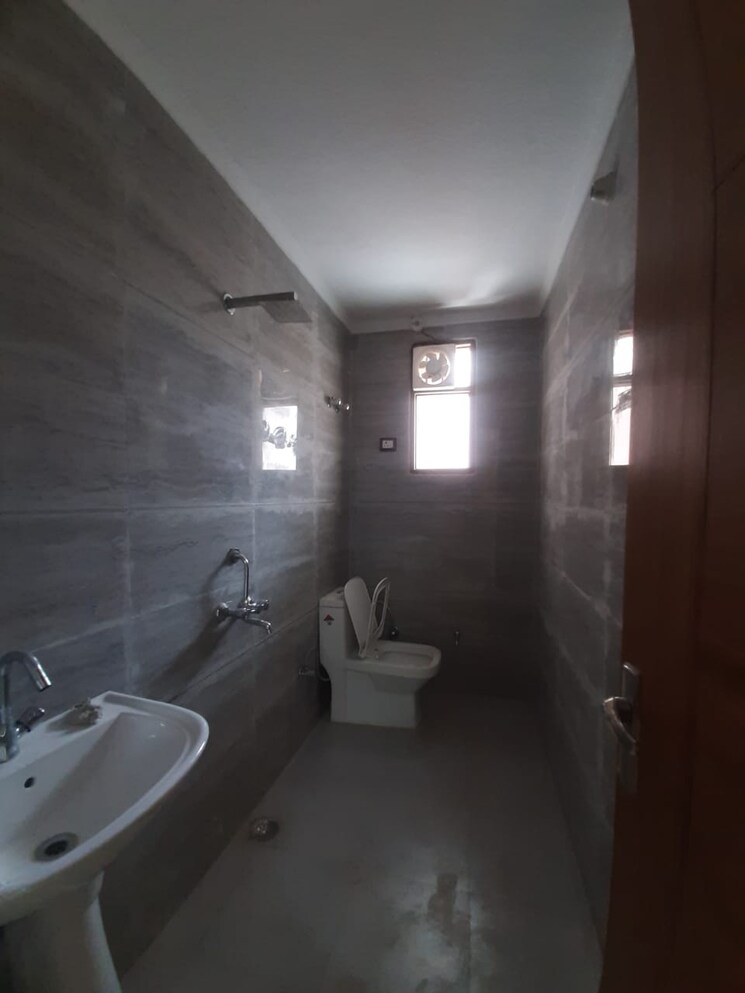 Bathroom, chattarpur 3 Bedroom 145 Sq.Yd. Builder Floor In Chattarpur Delhi 8687946