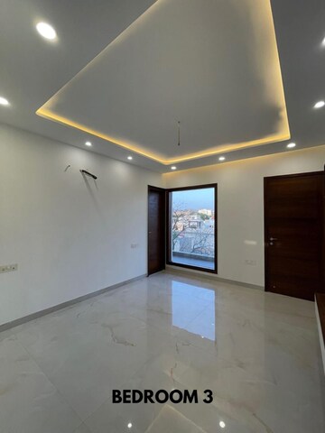 Room in 3 BHK Builder Floor at Sector 8 – for Rent