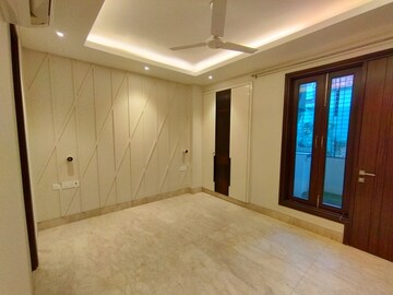 Room in 3 BHK Builder Floor at Sarvapriya Vihar – for Rent