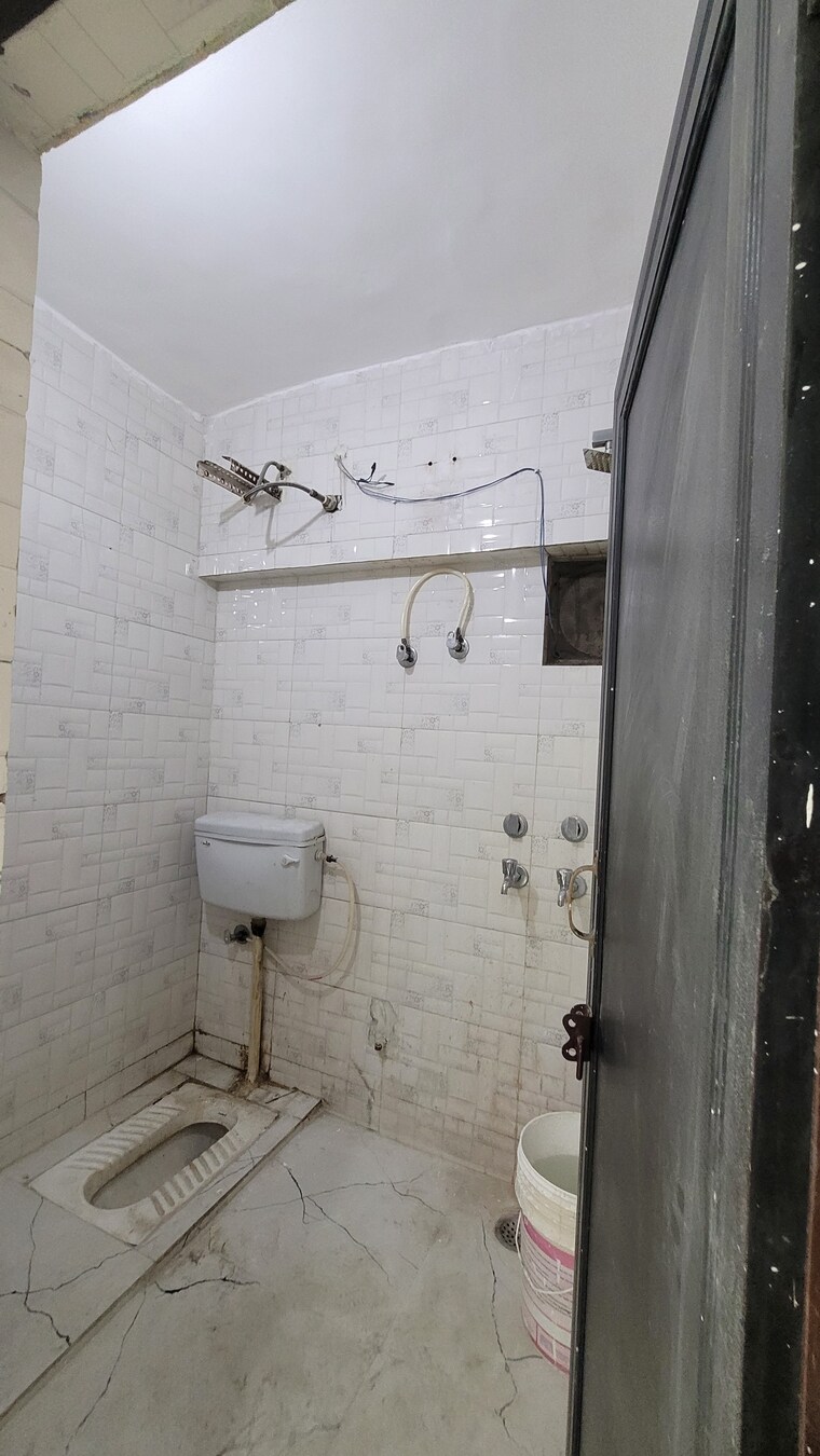 Attached Bathroom, dilshad colony 3 Bedroom 900 Sq.Ft. Apartment In Dilshad Colony Delhi 8688043