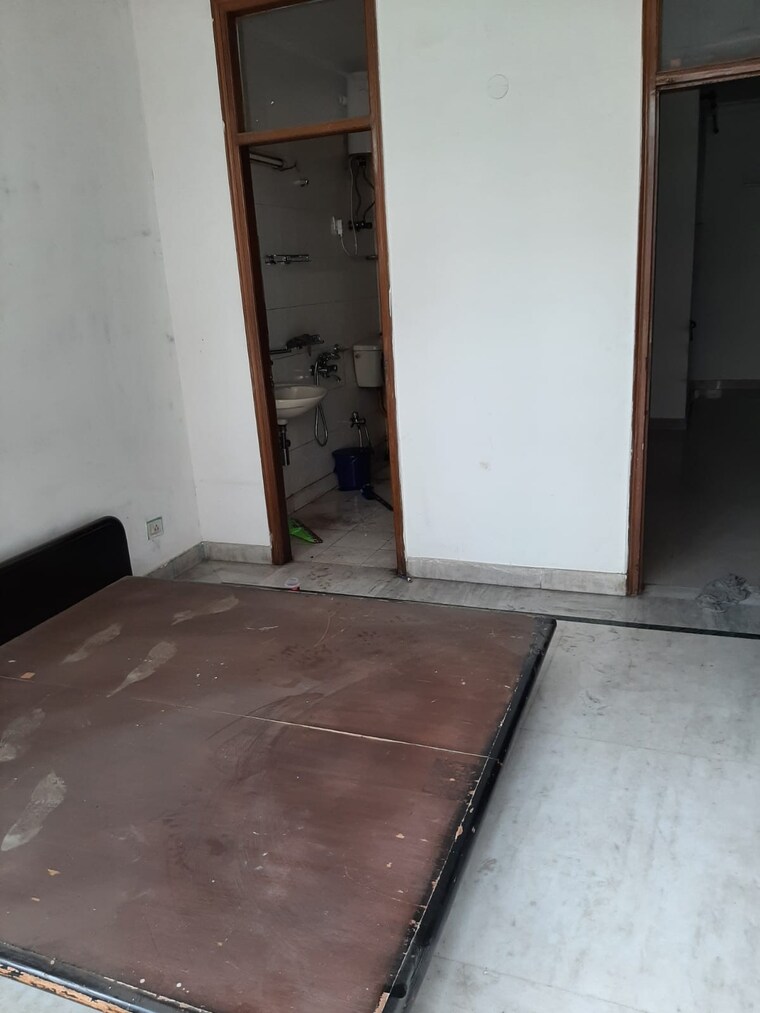 Room, east of kailash 3 Bedroom 1100 Sq.Ft. Apartment In East Of Kailash Delhi 8688078