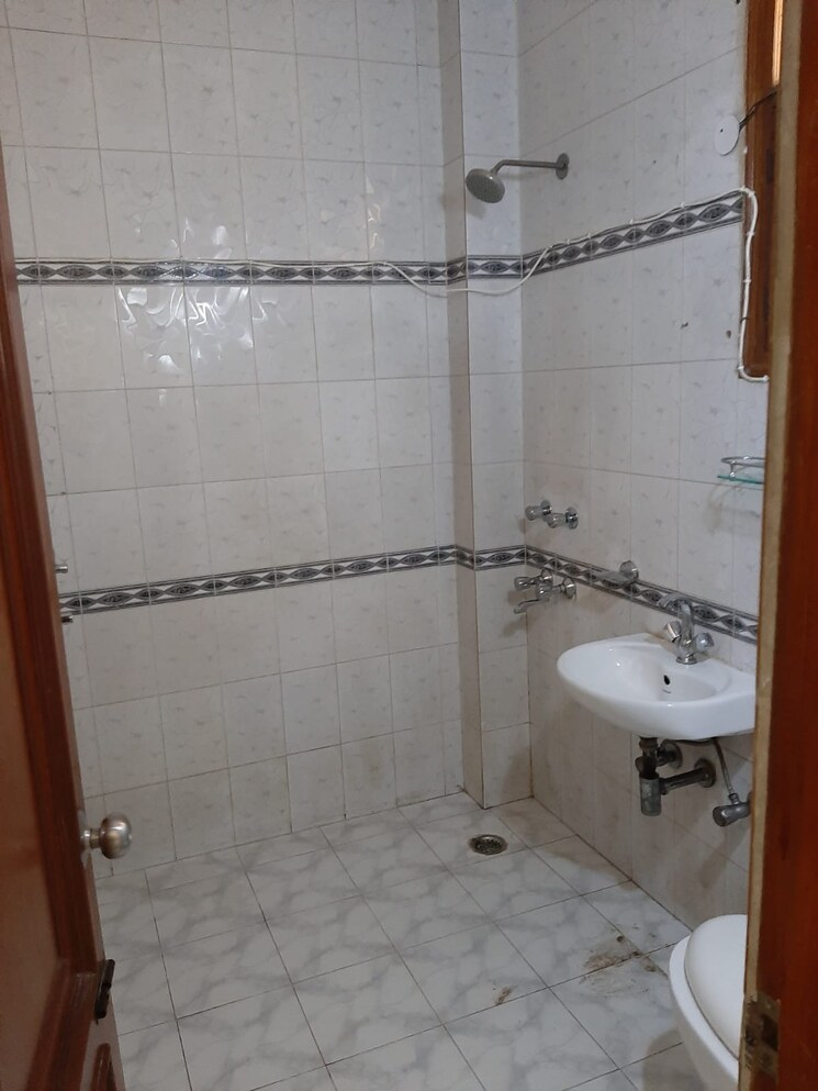 Bathroom, east of kailash 3 Bedroom 1100 Sq.Ft. Apartment In East Of Kailash Delhi 8688078