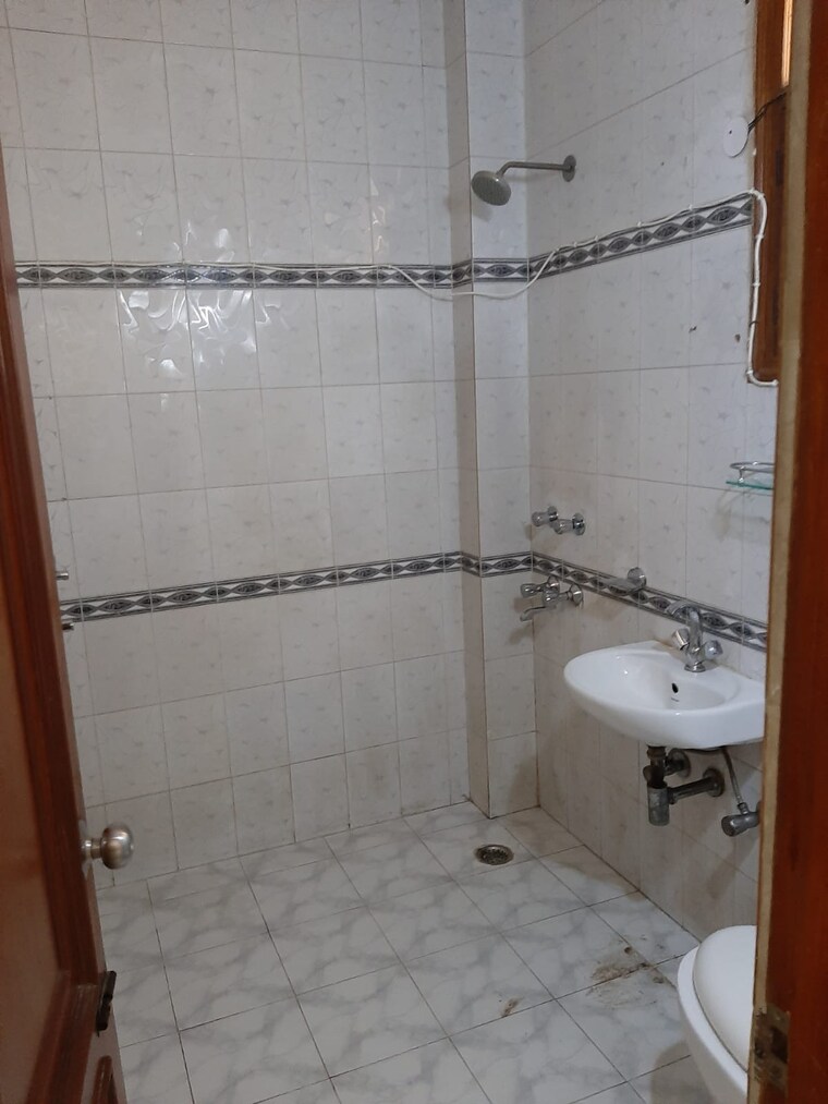 Bathroom, east of kailash 3 Bedroom 1100 Sq.Ft. Apartment In East Of Kailash Delhi 8688078