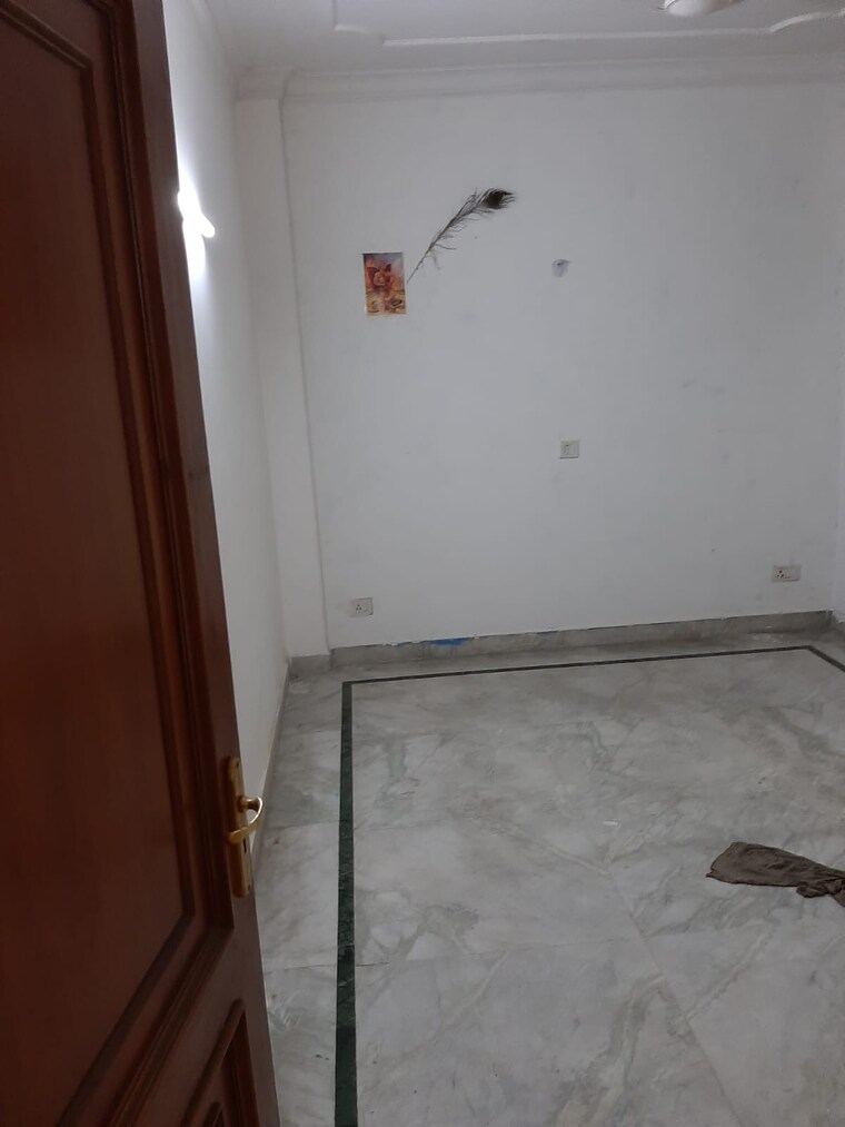 Room, east of kailash 3 Bedroom 1100 Sq.Ft. Apartment In East Of Kailash Delhi 8688078