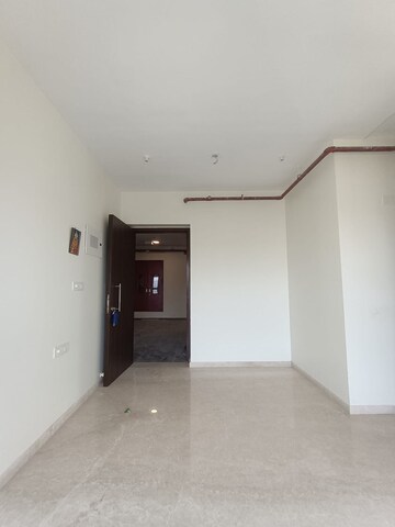 Room in 2 BHK Apartment at Kalpataru Paramount, Kapur Bawdi – for Rent