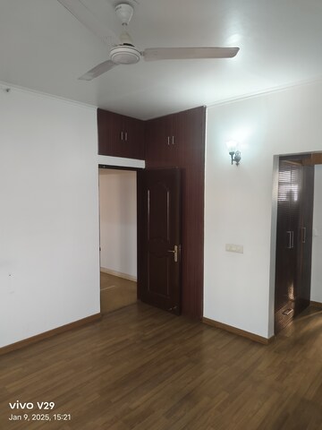 Room in 3 BHK Apartment at Vipul Belmonte, Sector 53 – for Rent
