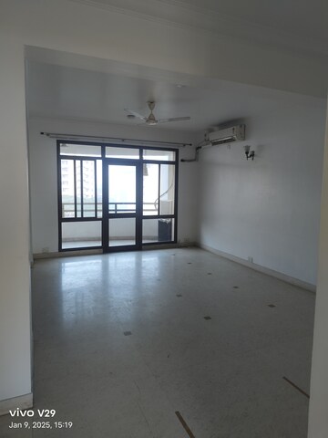 Room in 3 BHK Apartment at Vipul Belmonte, Sector 53 – for Rent