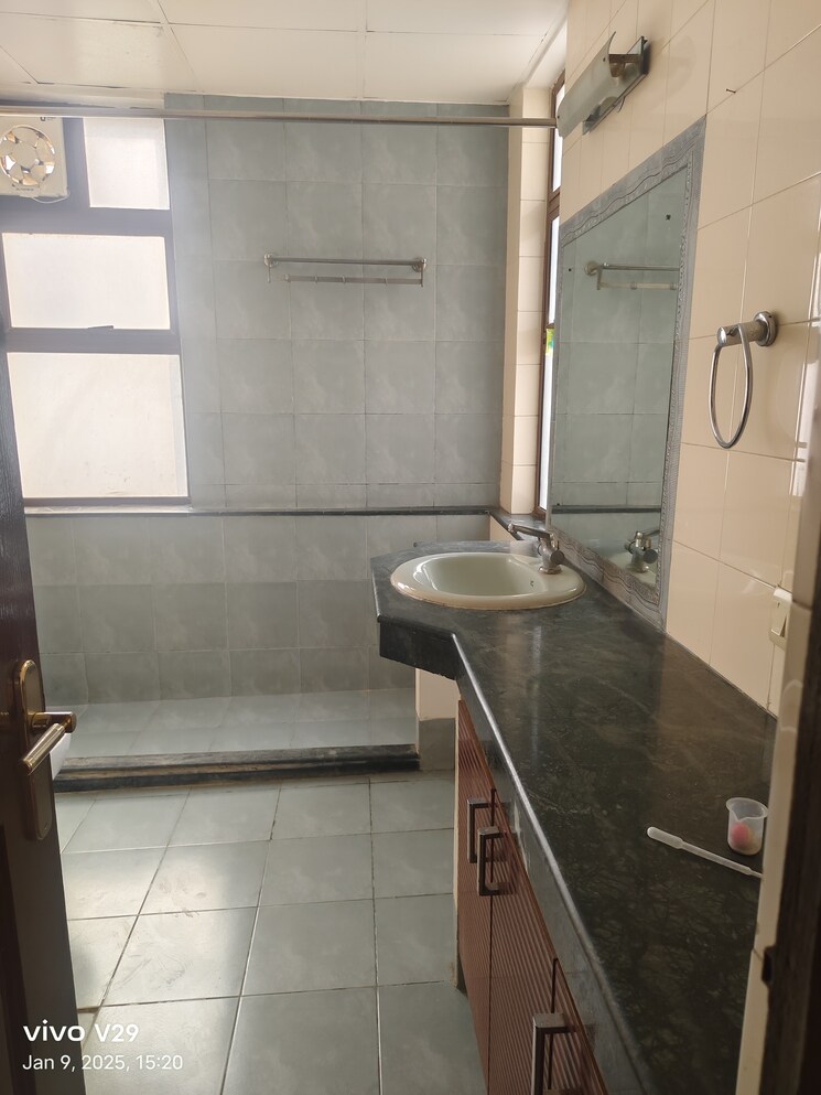 Bathroom, vipul-belmonte 3 Bedroom 2450 Sq.Ft. Apartment In Sector 53 Gurgaon 8688353