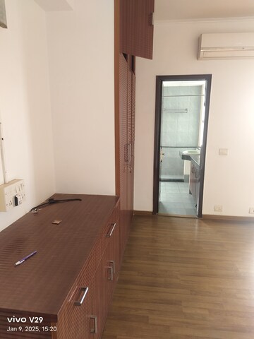 Room in 3 BHK Apartment at Vipul Belmonte, Sector 53 – for Rent