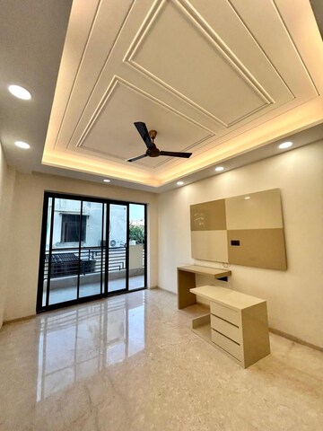 Room in 4 BHK Apartment at DLF The Crest, Sector 54 – for Sale
