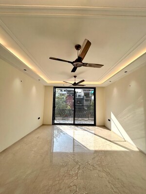 Furnished Amenities in 4 BHK Apartment at DLF The Crest, Sector 54 – for Sale