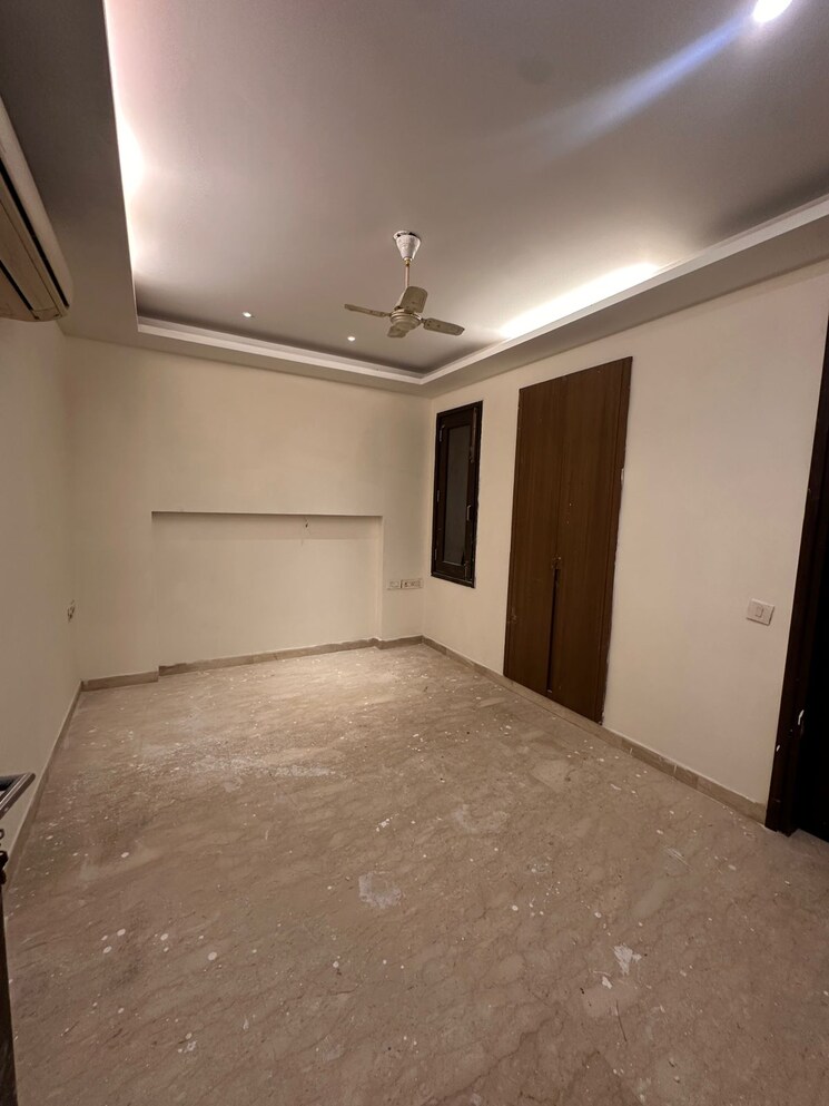 Room, east of kailash 4 Bedroom 300 Sq.Yd. Builder Floor In East Of Kailash Delhi 8688482