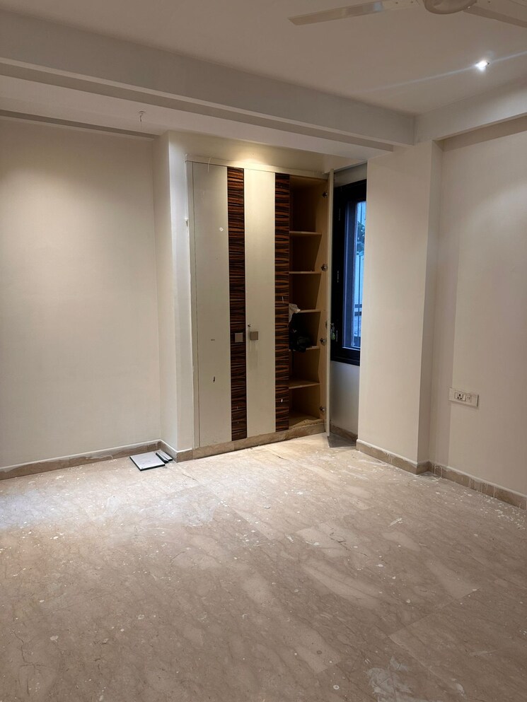 Room, east of kailash 4 Bedroom 300 Sq.Yd. Builder Floor In East Of Kailash Delhi 8688482