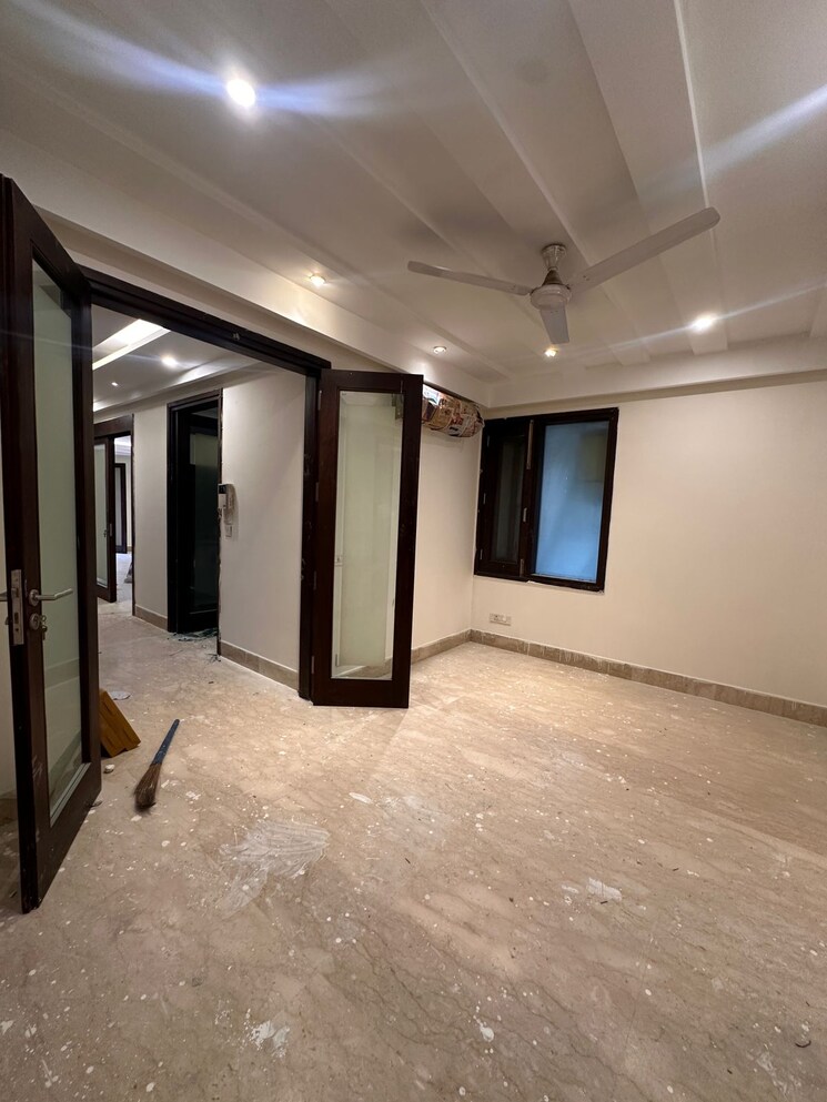 Room, east of kailash 4 Bedroom 300 Sq.Yd. Builder Floor In East Of Kailash Delhi 8688482