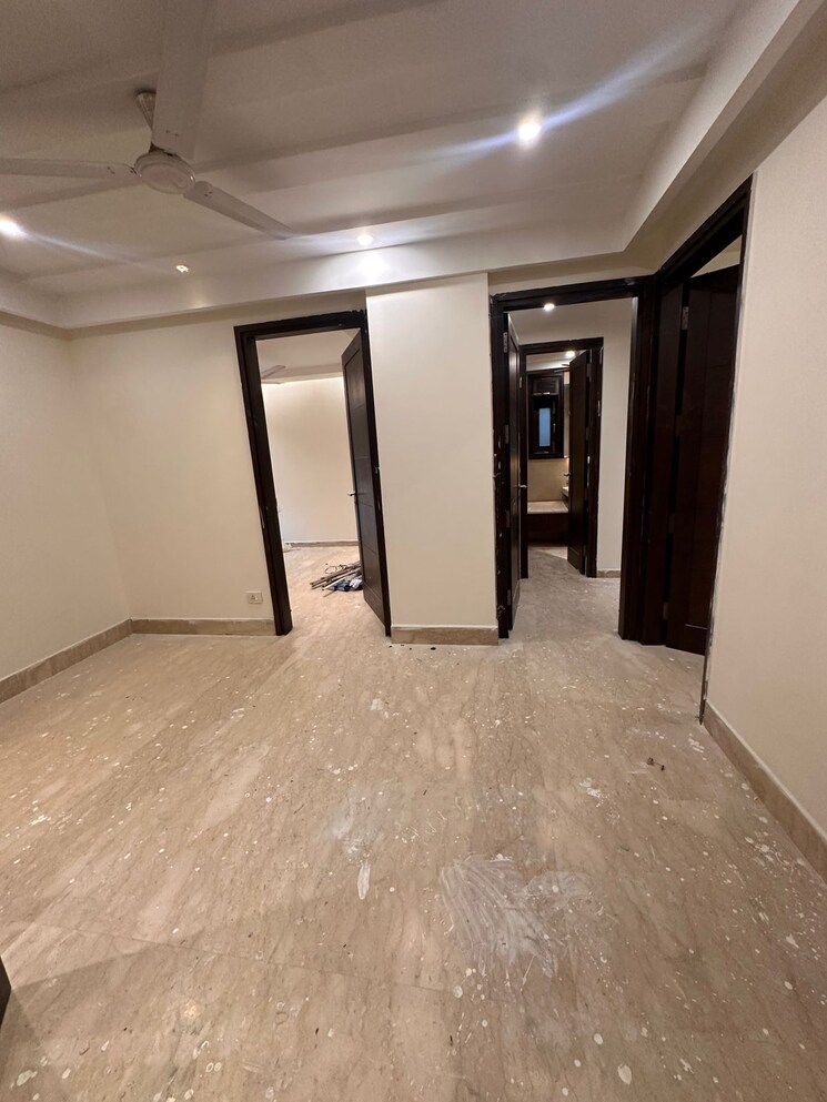 Room, east of kailash 4 Bedroom 300 Sq.Yd. Builder Floor In East Of Kailash Delhi 8688482