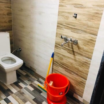 Bathroom in 1.5 BHK Independent House at DLF Pink Town House, Dlf City Phase 3 – for Rent