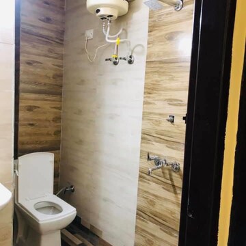 Bathroom in 1.5 BHK Independent House at DLF Pink Town House, Dlf City Phase 3 – for Rent