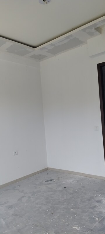 Room in 3.5 BHK Builder Floor at Smart World Orchard, Sector 61 – for Rent