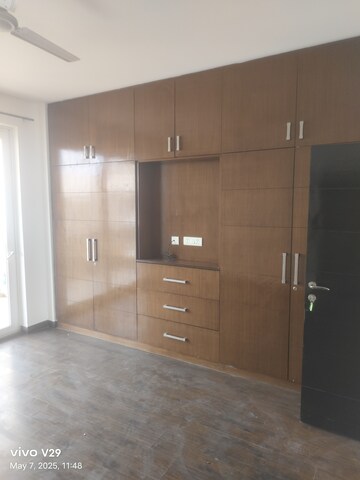 Room in 4 BHK Apartment at Unitech Uniworld City, Sector 30 – for Rent