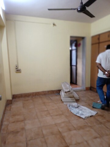 Room in 2.5 BHK Apartment at Siddhartha Darshan CHS, Naupada – for Rent