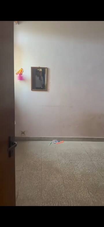Room in 3 BHK Apartment at Mayur Vihar Phase ii – for Sale