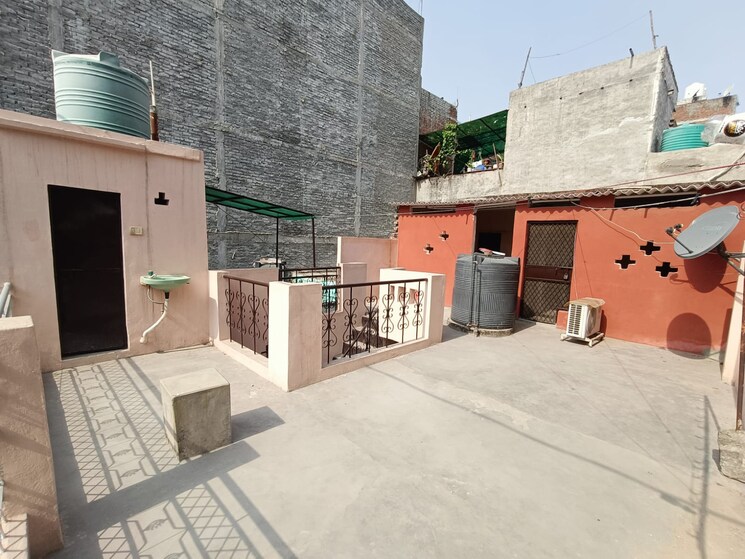 Terrace, sangam vihar 4 Bedroom 900 Sq.Ft. Independent House In Sangam Vihar Delhi 8688869