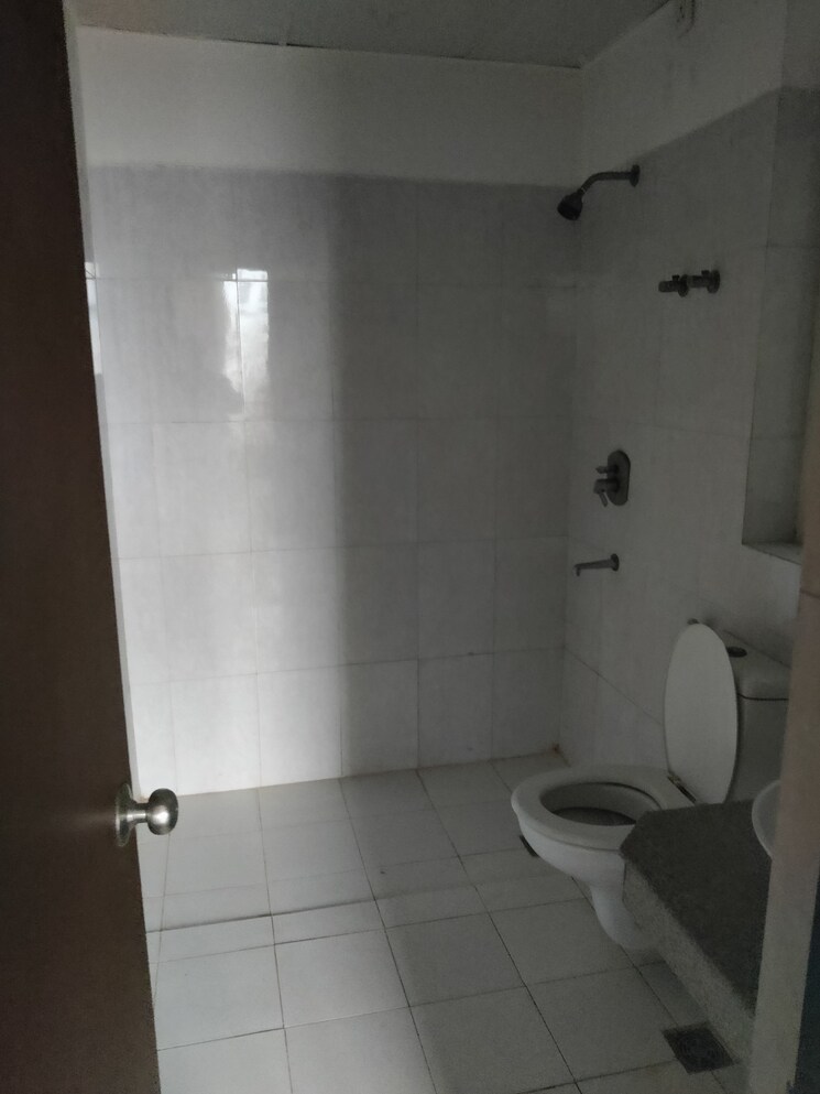 Bathroom, indiabulls-centrum-park 3.5 Bedroom 2000 Sq.Ft. Apartment In Sector 103 Gurgaon 8688997