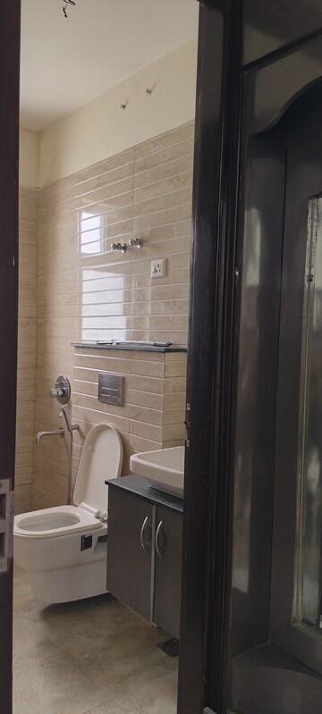 Bathroom in 3.5 BHK Builder Floor at SS Mayfield Gardens, Sector 51 – for Rent