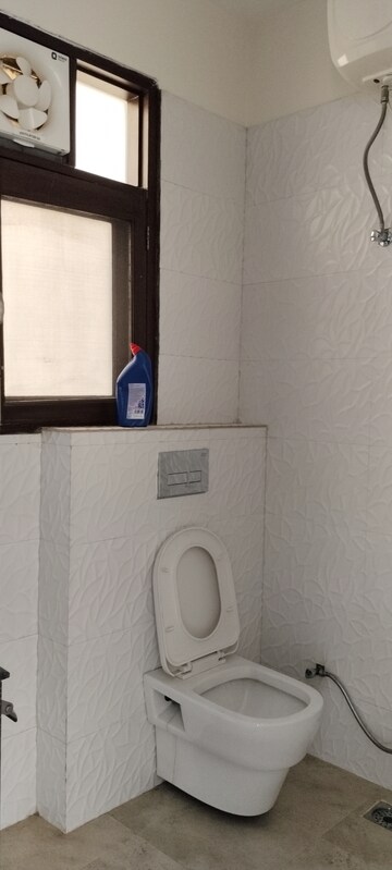 Bathroom in 3.5 BHK Builder Floor at SS Mayfield Gardens, Sector 51 – for Rent