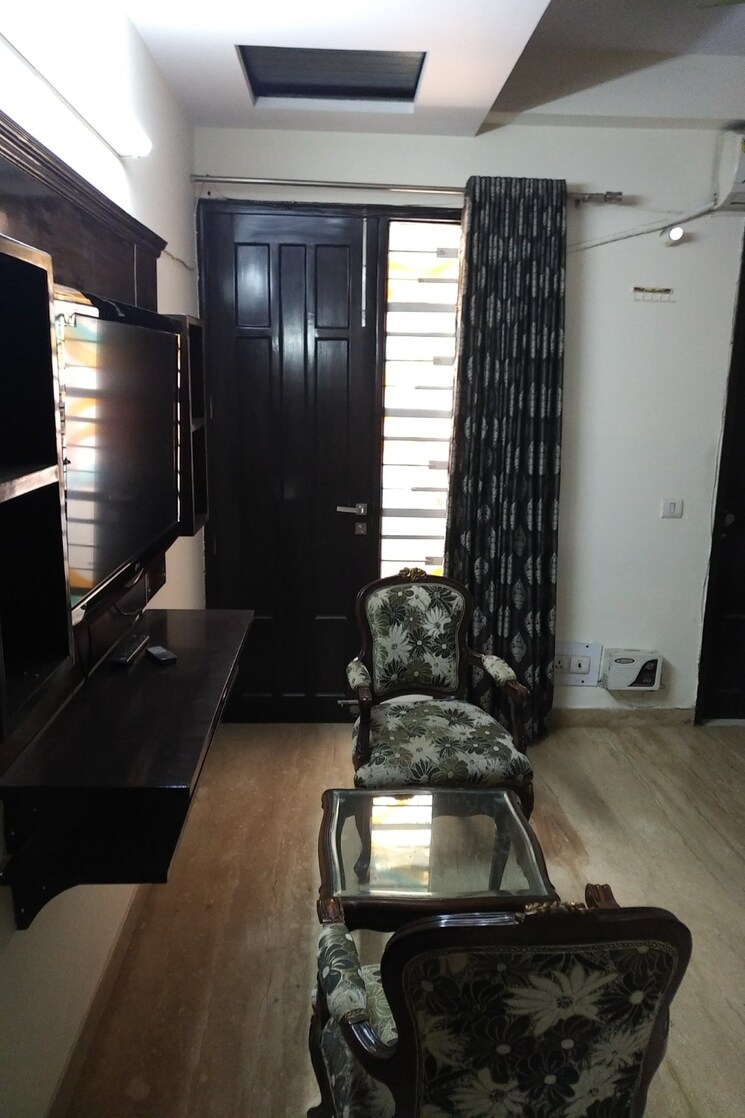 Living Room, vishal enclave 3 Bedroom 250 Sq.Yd. Builder Floor In Vishal Enclave Delhi 8689339