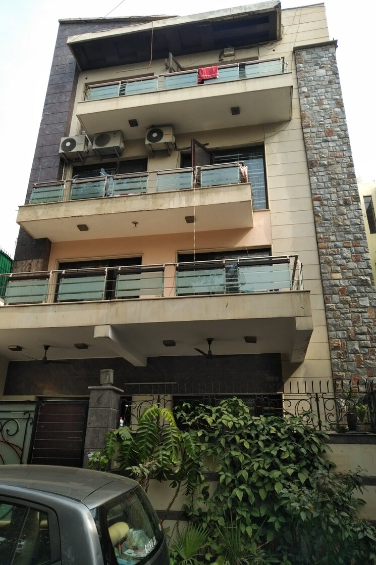 Exterior View, vishal enclave 3 Bedroom 250 Sq.Yd. Builder Floor In Vishal Enclave Delhi 8689339