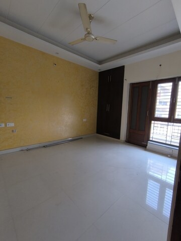 Room in 3 BHK Builder Floor at Gms Road – for Rent