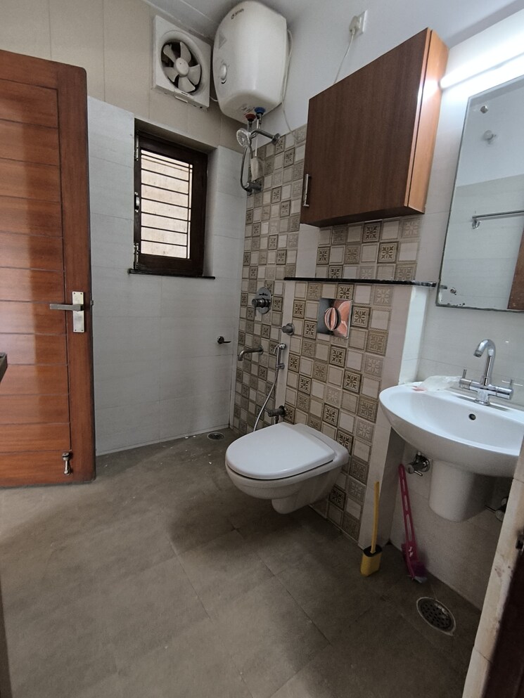 Bathroom, gms road 3 Bedroom 2200 Sq.Ft. Builder Floor In Gms Road Dehradun 8689394