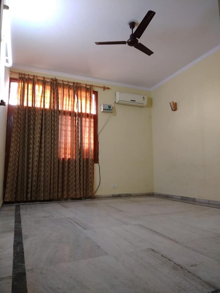 Room, sector 4 3 Bedroom 1900 Sq.Ft. Independent House In Sector 4 Gurgaon 8689492