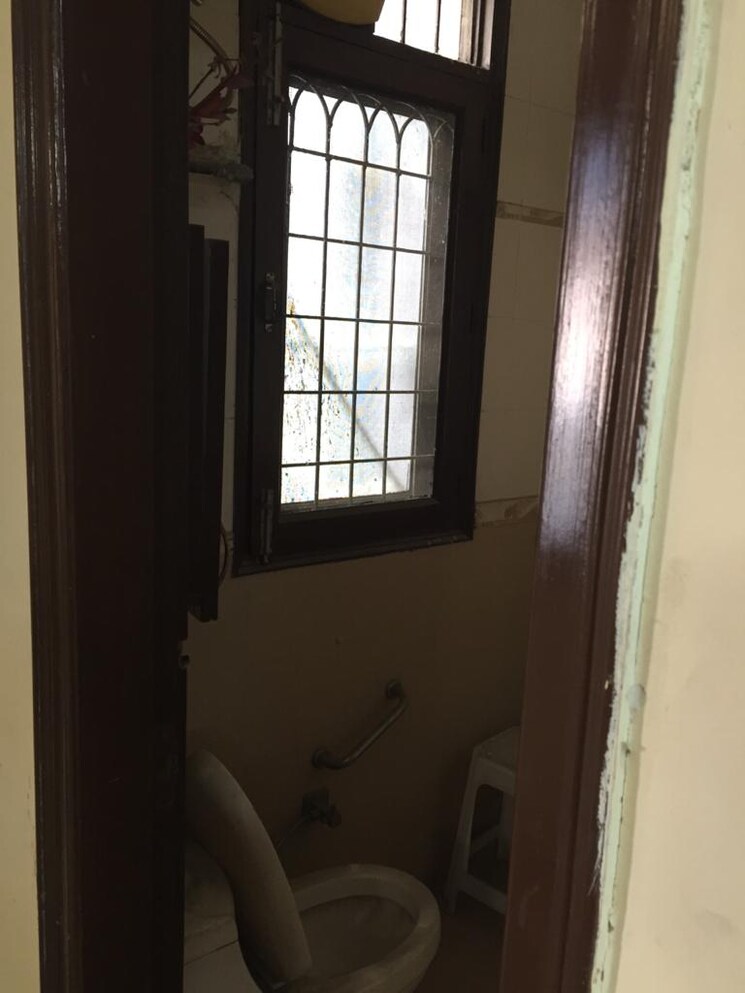 Bathroom, rajouri garden 3 Bedroom 200 Sq.Yd. Builder Floor In Rajouri Garden Delhi 8689551