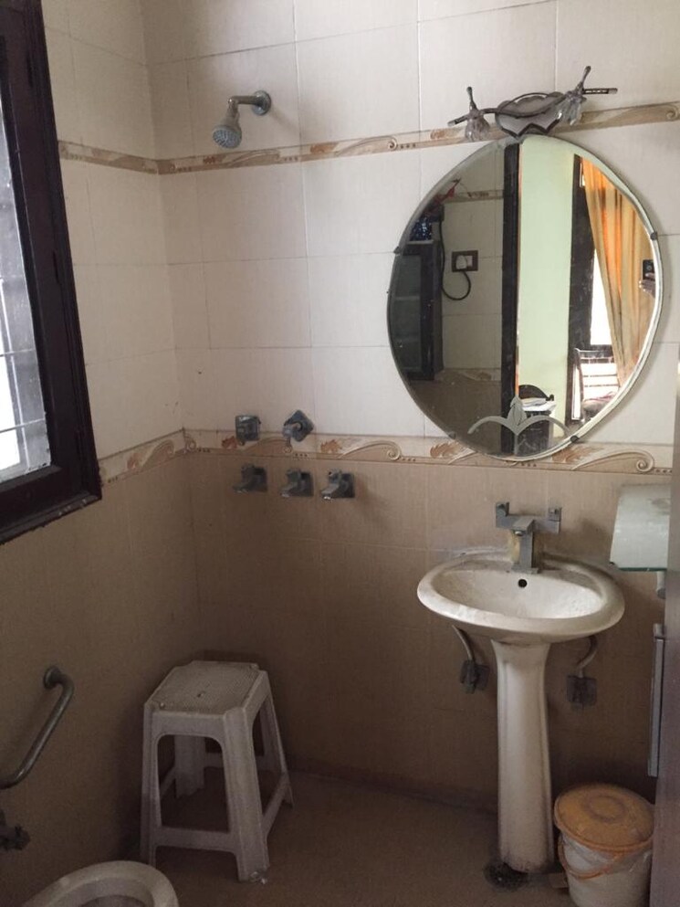 Bathroom, rajouri garden 3 Bedroom 200 Sq.Yd. Builder Floor In Rajouri Garden Delhi 8689551