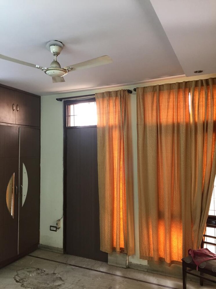 Bedroom, rajouri garden 3 Bedroom 200 Sq.Yd. Builder Floor In Rajouri Garden Delhi 8689551