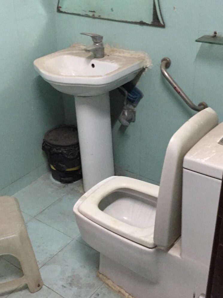 Bathroom, rajouri garden 3 Bedroom 200 Sq.Yd. Builder Floor In Rajouri Garden Delhi 8689551