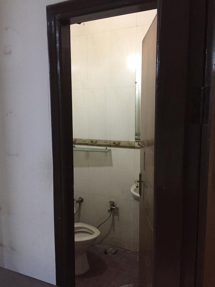 Bathroom, rajouri garden 3 Bedroom 200 Sq.Yd. Builder Floor In Rajouri Garden Delhi 8689551