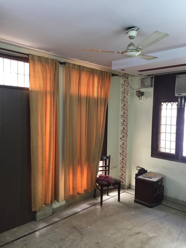 Living Room, rajouri garden 3 Bedroom 200 Sq.Yd. Builder Floor In Rajouri Garden Delhi 8689551