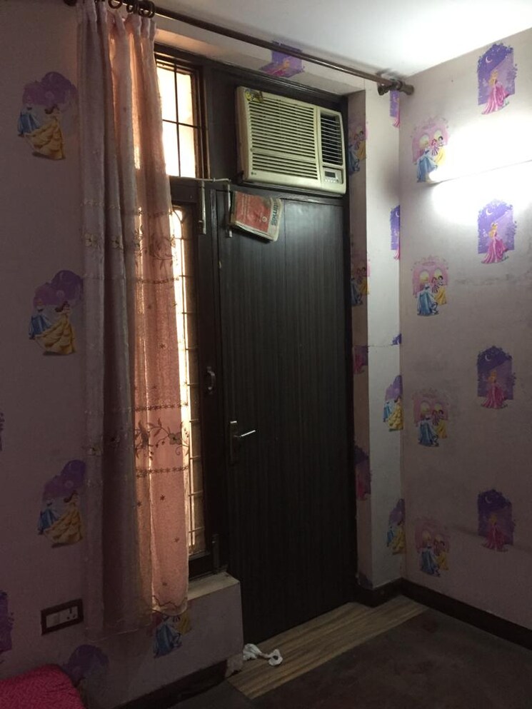 Bathroom, rajouri garden 3 Bedroom 200 Sq.Yd. Builder Floor In Rajouri Garden Delhi 8689551