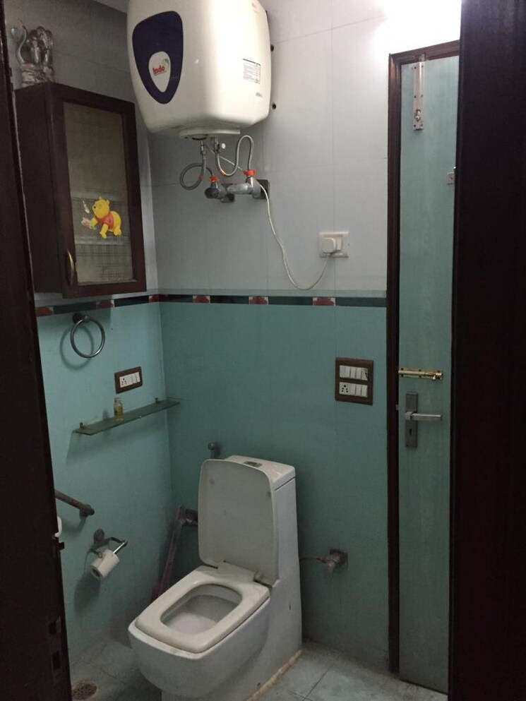 Bathroom, rajouri garden 3 Bedroom 200 Sq.Yd. Builder Floor In Rajouri Garden Delhi 8689551