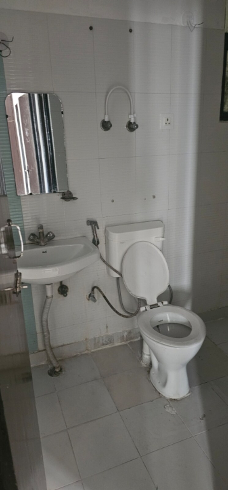 Bathroom, sg-impressions-58 2.5 Bedroom 1225 Sq.Ft. Apartment In Raj Nagar Extension Ghaziabad 8689574