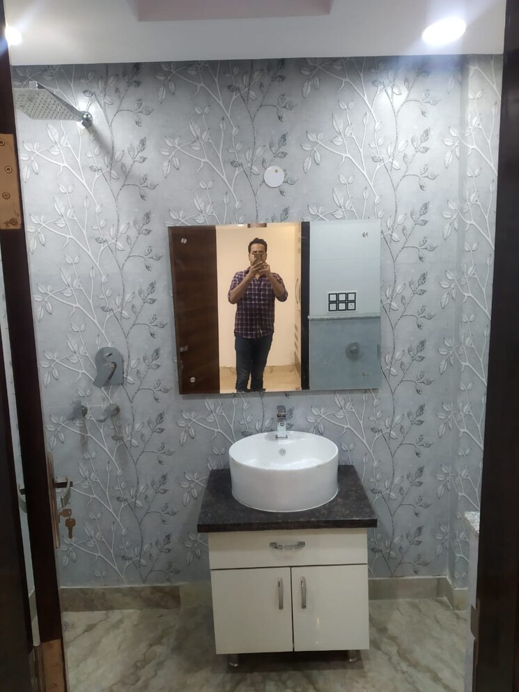 Bathroom, rajouri garden 2 Bedroom 160 Sq.Yd. Builder Floor In Rajouri Garden Delhi 8689706