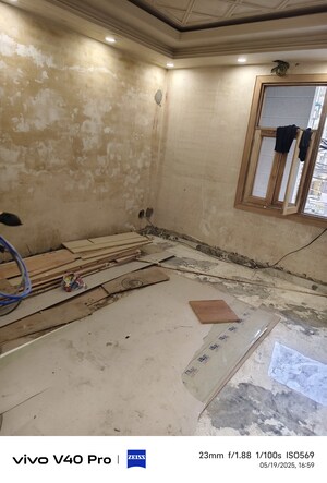 Room in 4 BHK Builder Floor at Laxmi Nagar – for Sale