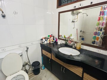 Master Bedroom in 3 BHK Builder Floor at South Extension ii – for Rent