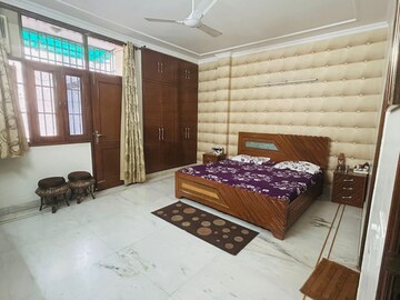 Bedroom in 3 BHK Builder Floor at South Extension ii – for Rent
