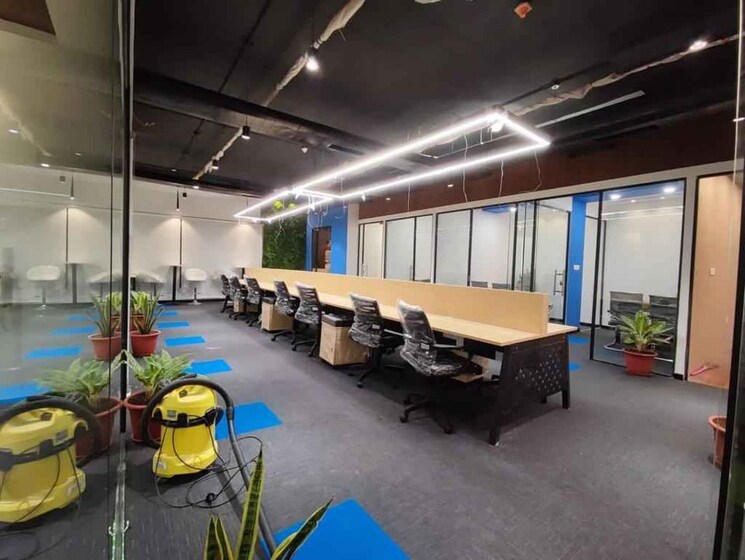  Parking, l i g colony Commercial Office Space 2000 Sq.Ft. In L I G Colony Indore 8689831