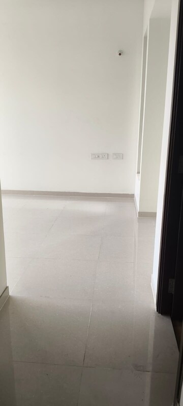 Room in 2 BHK Apartment at Kalpataru Paramount, Kapur Bawdi – for Rent