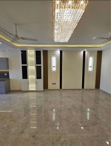 Room in 3 BHK Builder Floor at BPTP Floors, Sector 70 – for Sale